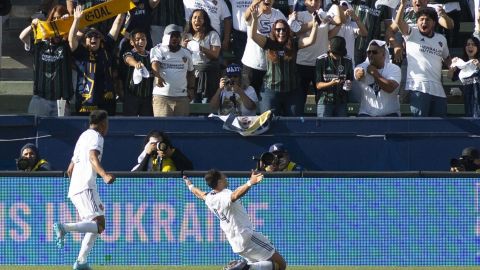 Javier 'Chicharito' Hernández celebra su gol con el LA Galaxy ante el LAFC.