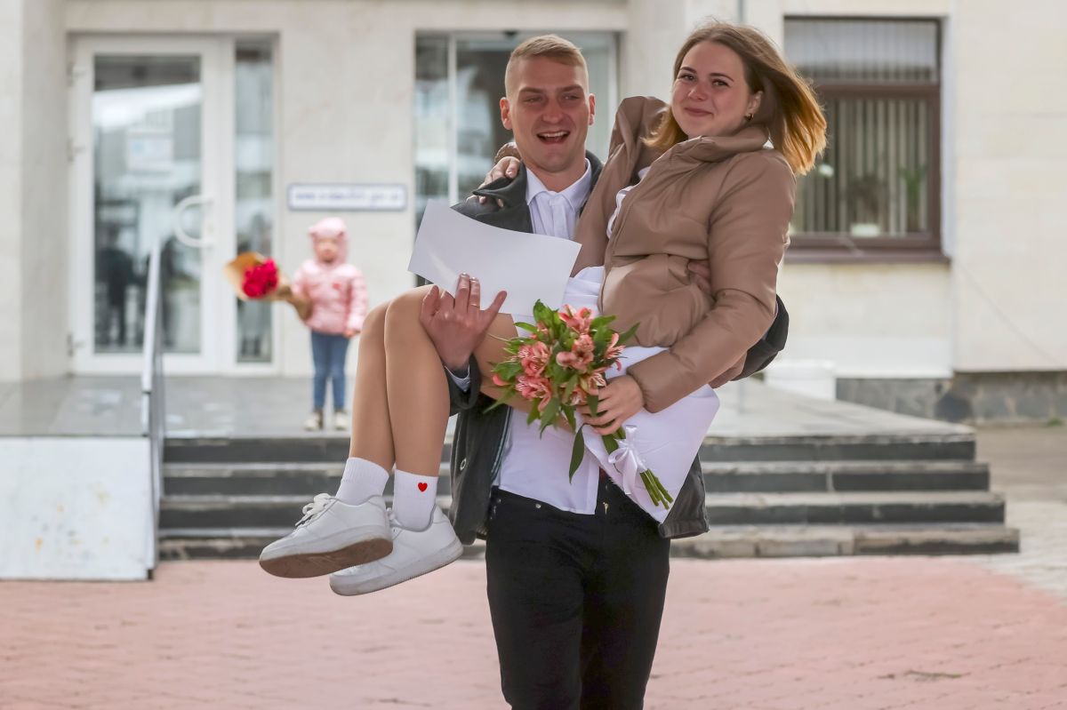 Kiryl y Xenia celebran su boda a pesar de la amenaza de bombardeos porque aseguran, "la vida continua".