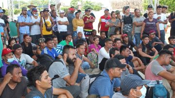 Localizan en México bus repleto de migrantes, estiman más de 120 centroamericanos