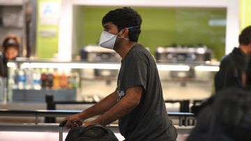 Aeropuertos y aerolíneas de EE.UU. comienzan a eliminar los mandatos de máscara después del fallo judicial