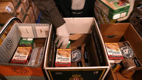 Al menos siete estados han extendido cupones de alimentos de emergencia.