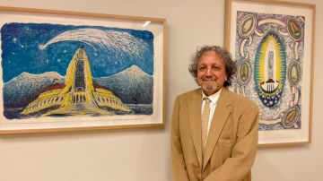 El artista Alfredo De Batuc expone algunos de sus trabajos en  La Plaza de Cultura y Artes de Los Ángeles. (La Opinión/Araceli Martínez)