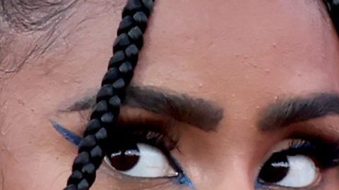 Anitta besa a una de sus bailarinas en Coachella 2022.