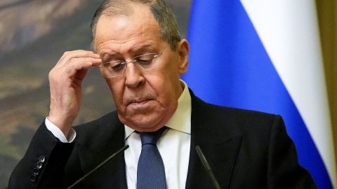 Armar a Ucrania eleva los riegos de Tercera Guerra Mundial: Lavrov