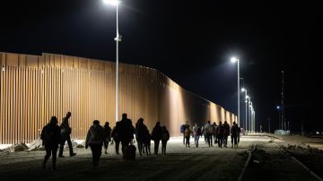 Aumenta el número de adolescentes estadounidenses detenidos que transportan inmigrantes para cruzar la frontera