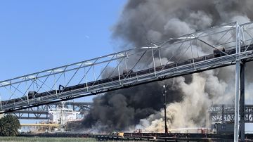 Incendio en el puerto de Benicia en California