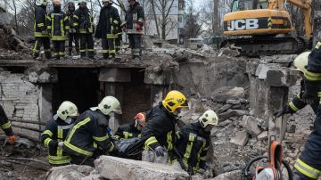 Rescatistas buscan muertos en Borodianka, Ucrania