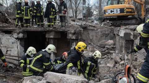 Rescatistas buscan muertos en Borodianka, Ucrania