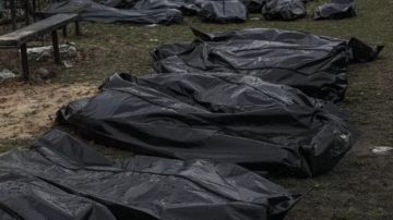 Las autoridades ucranianas exhumaron cuerpos de civiles que fueron enterrados en fosas comunes en Bucha