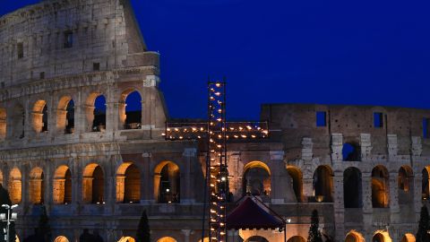 Contra oposición de Ucrania, mujer ucraniana y mujer rusa llevan juntas la cruz durante la procesión del Coliseo del Viernes Santo en Roma