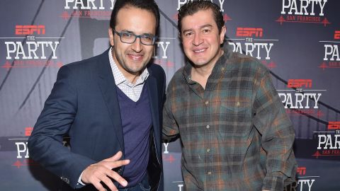 Ciro Procuna (izquierda) posa junto a su acompañante en un evento de ESPN.