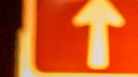 Cuerpo de una mujer hallado dentro de una caja de U-Haul y las imágenes de vigilancia muestran a un hombre que la abandonó ahí
