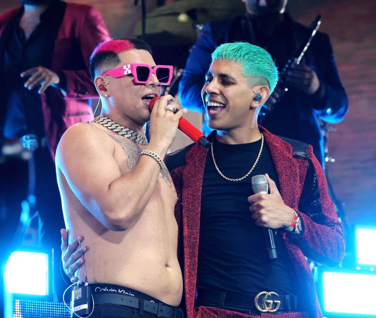 Eduin Caz left his brother Jhonny Caz in his underwear during the Grupo Firme concert