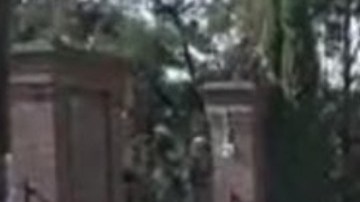 Ejecutan a dos hombres afuera de un cementerio en México.