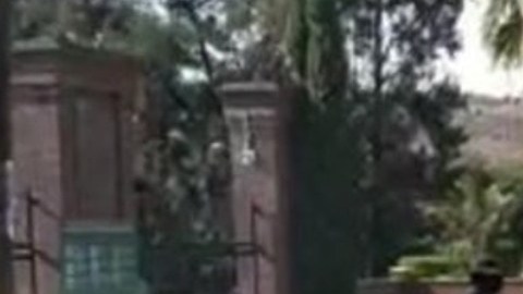 Ejecutan a dos hombres afuera de un cementerio en México.