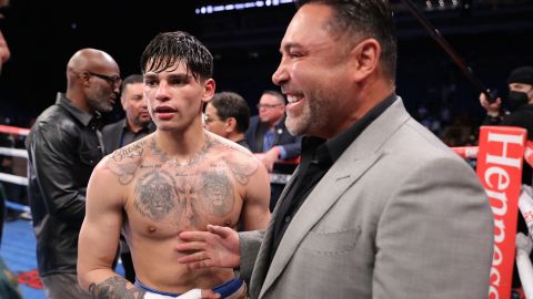 Óscar de la Hoya en una foto del 9 de abril junto al peleador Ryan García.