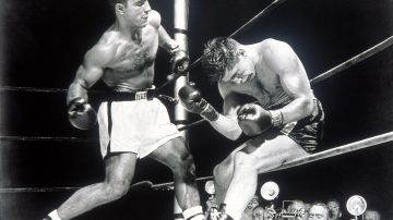 Rocky Marciano con su fuerte gancho de izquierda y su mano derecha igualmente castigadora, noqueó a varios de sus oponentes en su camino a la gloria.