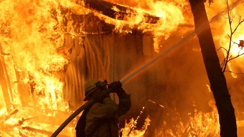 Los bomberos se apersonaron alrededor de las 4:57 de la madrugada y hallaron una casa de un piso ardiendo por las llamaradas.