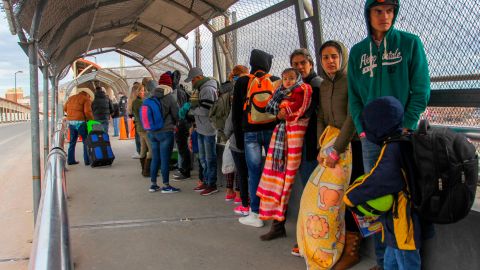 Migrantes esperan para pedir asilo