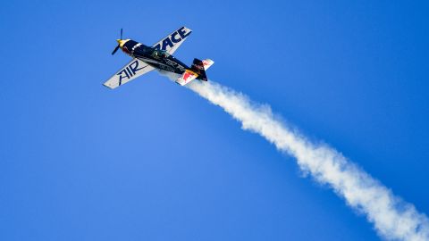 VIDEO: Las autoridades investigan truco fallido de intercambio de aviones en pleno que terminó en accidente