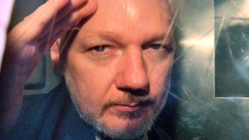 Juez del Reino Unido ordena extraditar a EE.UU. al fundador de WikiLeaks, Julian Assange