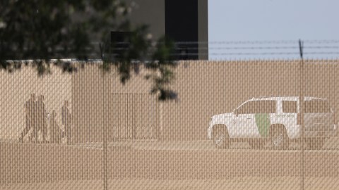 Acusan a exempleado de Patrulla Fronteriza de golpear en la cara a inmigrante