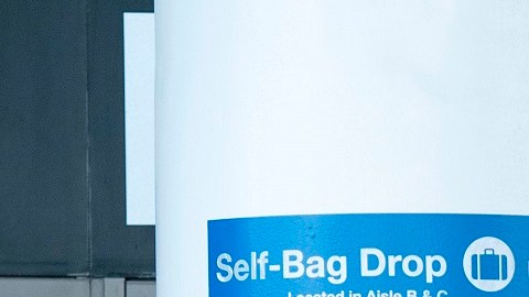 El uso de mascarilla vuelve a ser obligatorio en aeropuertos y otras terminales de transporte en el condado de Los Ángeles. (Getty Images)