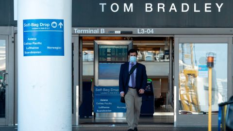 El uso de mascarilla vuelve a ser obligatorio en aeropuertos y otras terminales de transporte en el condado de Los Ángeles. (Getty Images)