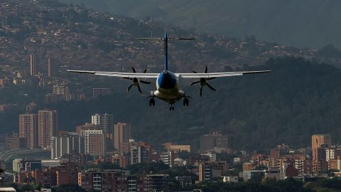 VIDEO: Tragedia en Colombia, se desploma avioneta con elementos de la policía a bordo