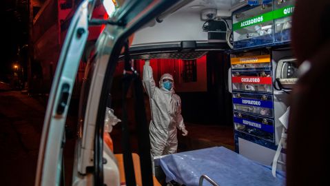 VIDEO: Mujer irrumpe en ambulancia que trasladaba a hombre accidentado y lo encara en un ataque de celos