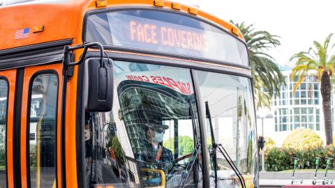 Eliminan mandato de mascarillas en el transporte de Los Ángeles