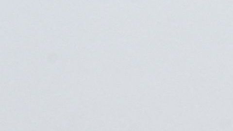 En EU, multan con casi $82,000 dólares a mujer que intentó abrir puerta de un avión en 2021