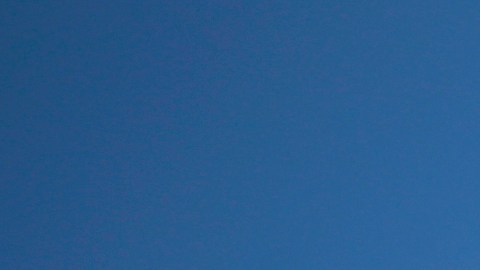 Leslie Leroy Irvin se convirtió en doble de riesgo para la incipiente industria cinematográfica californiana, para lo cual tuvo que realizar acrobacias en trapecios desde globos y luego hacer descensos en paracaídas.
