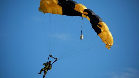 Leslie Leroy Irvin se convirtió en doble de riesgo para la incipiente industria cinematográfica californiana, para lo cual tuvo que realizar acrobacias en trapecios desde globos y luego hacer descensos en paracaídas.