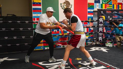 El Canelo Álvarez (derecha) se entrena bajo la atenta mirada de Eddy Reynoso (izquierda).