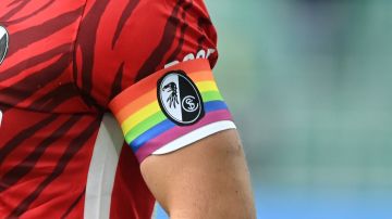 El Friburgo ha usado los colores de la bandera LGBT en la cinta de capitán.