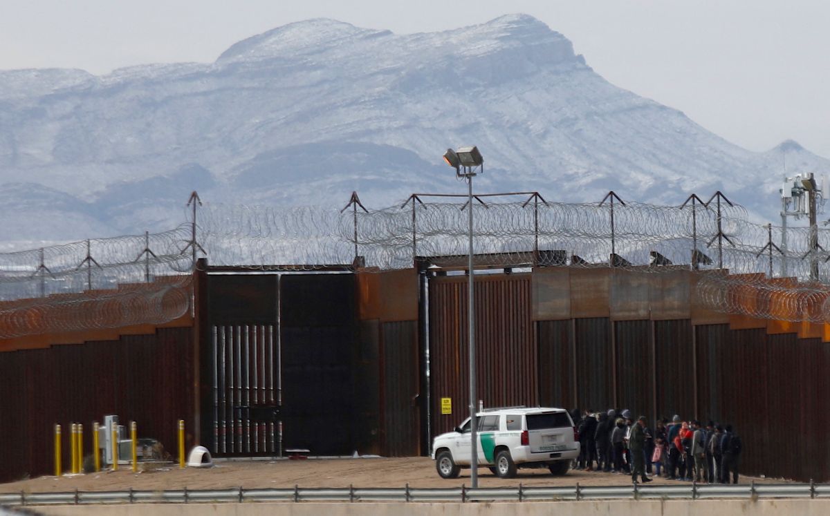 CBP detiene a inmigrantes ante la barrera fronteriza en El Paso, Texas.