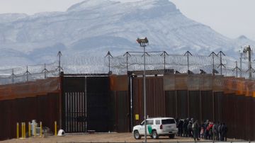 CBP detiene a inmigrantes ante la barrera fronteriza en El Paso, Texas.