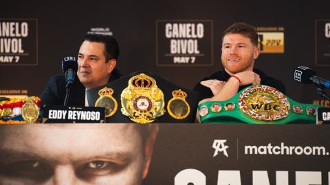 Eddy Reynoso (i) y Saúl 'Canelo' Álvarez (d) se preparan para enfrentar a Dmitry Bivol sin dejar de lado la posibilidad de un choque contra Gennady Golovkin.