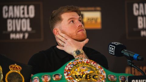 canelo alvarez sienta a kamaru usman