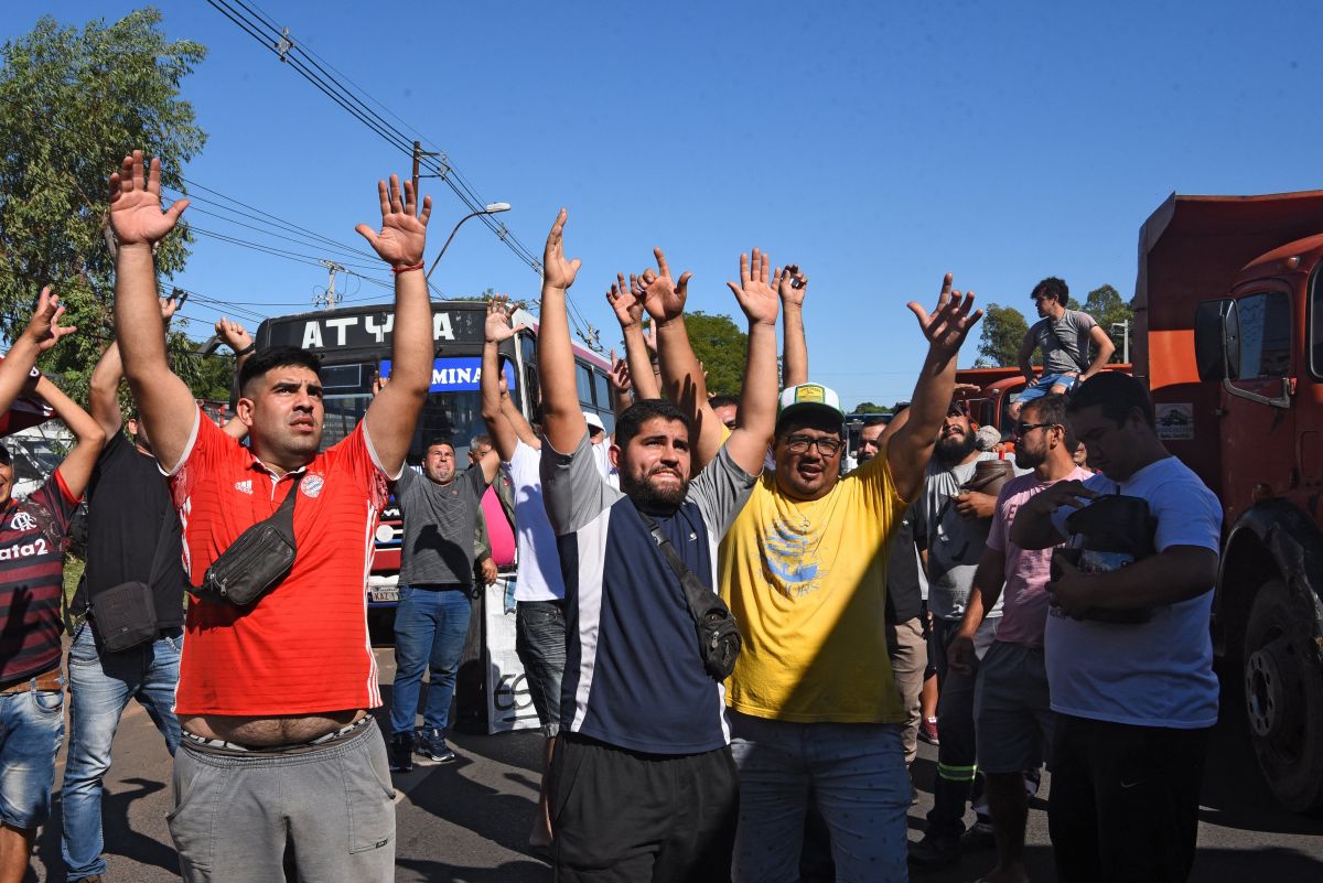 Equipo de segunda división de Paraguay evadió bloqueo en la carretera tras  “ganar” en penales a un grupo de camioneros (Video) - La Opinión