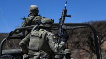 Secuestran por varias horas a dos militares en México, sospechan venganza del narco tras caída de líder del CJNG