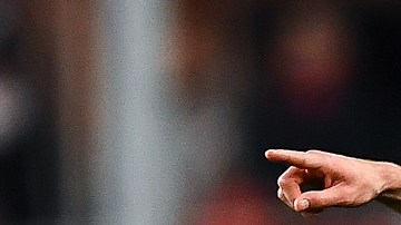 Johan Vázquez ha sido un central destacado con el Genoa de Italia.