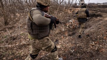 Volodymyr Zelensky, ya advirtió de que las topas rusas eran ahora más activas en el Donbás (este de Ucrania) y que estaban reforzándose para una ofensiva.
