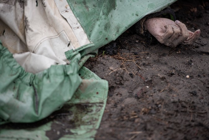Cuerpos abandonados el camino entre Myla y Mriia, en Ucrania.