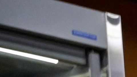 Arrestan a artista rusa por protestar por la paz utilizando etiquetas de precios de supermercados