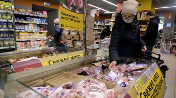 Arrestan a artista rusa por protestar por la paz utilizando etiquetas de precios de supermercados