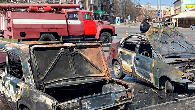 Los vehículos quemados se ven después de un ataque con cohetes en la estación de tren en la ciudad oriental de Kramatorsk, en la región de Donbass.
