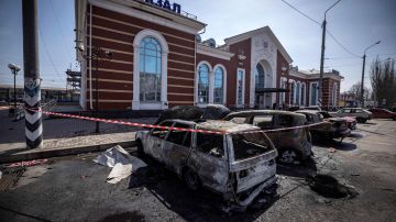 Autos calcinados en el ataque contra estación de tren en Kramatorsk
