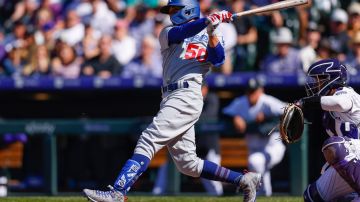 Mookie Betts conecta un doble para impulsar la carrera de la ventaja en el cuarto inning para los Dodgers.